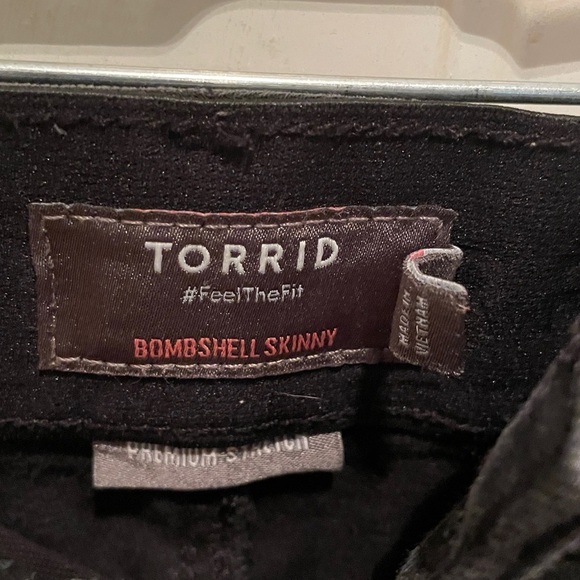 Torrid Bombshell Skinny black Jeans. - Picture 5 of 5